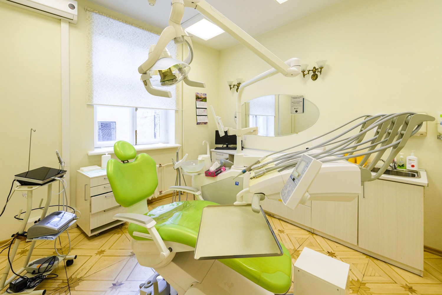 Стоматологическая поликлиника москва отзывы. Канал Грибоедова 99 стоматология. Клинья стоматологические. Стамотологическая клиника. Дизайн стоматологии.